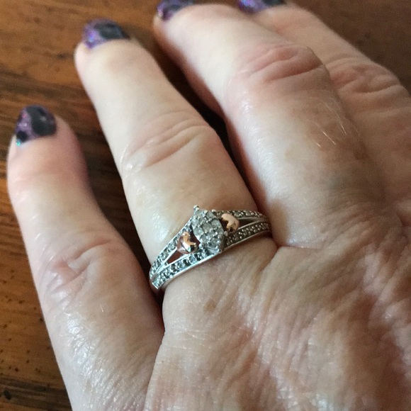 Absolutely beautiful 10k and sterling diamond ring - Picture 1 of 9